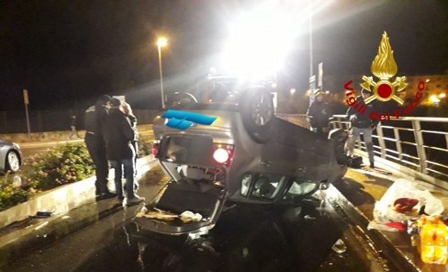 Siracusa, si ribalta auto in via Paolo Orsi: estratte due persone dal mezzo