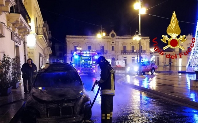 Rosolini, auto a fuoco in Piazza: domate le fiamme