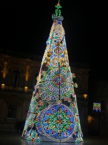 Siracusa, è pronto l'Albero di Natale in Piazza Duomo
