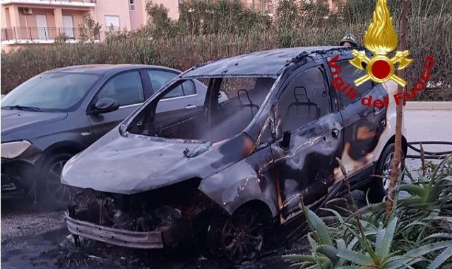 Siracusa, auto distrutta dal fuoco in via Luigi Monti