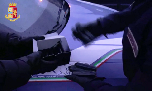 Siracusa, maxi operazione in via Algeri: sequestrati 24 chili di botti illegali e droga, due arresti e una denuncia. VIDEO