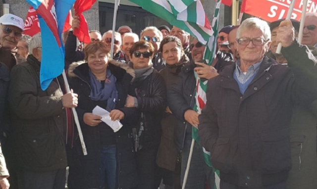Siracusa, sit in dei pensionati davanti la Prefettura