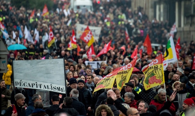 Pensioni, 13° giorno di blocco dei trasporti in Francia: è caos