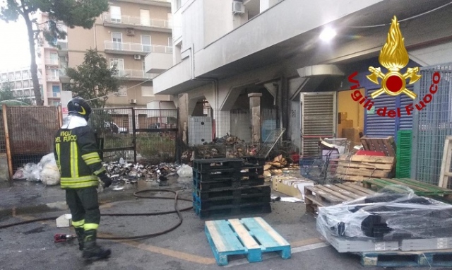 Siracusa, incendio nell'area esterna del supermercato Decò