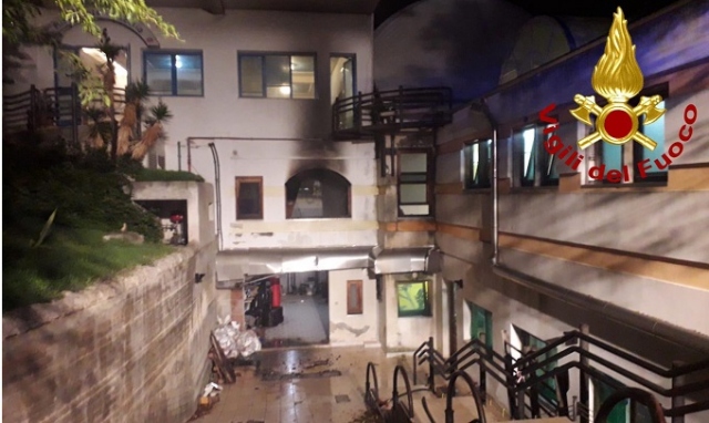 Siracusa, incendio al club Pegaso: distrutto il locale sauna