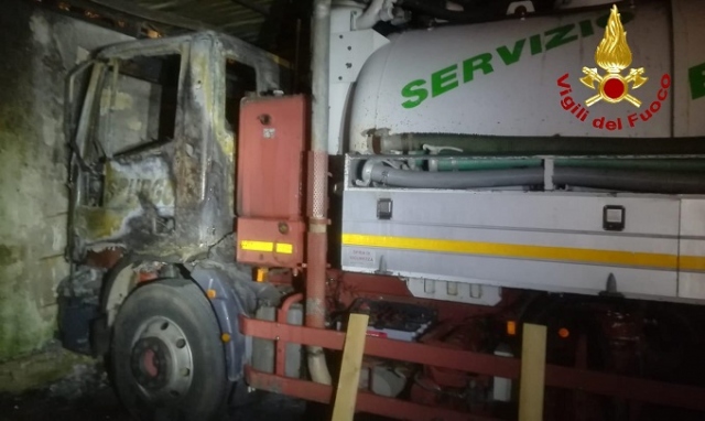 Siracusa, a fuoco un camion espurgo in via Necropoli del Fusco
