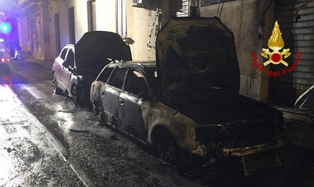 Avola, due auto distrutte da un incendio nella notte in via Mazzini