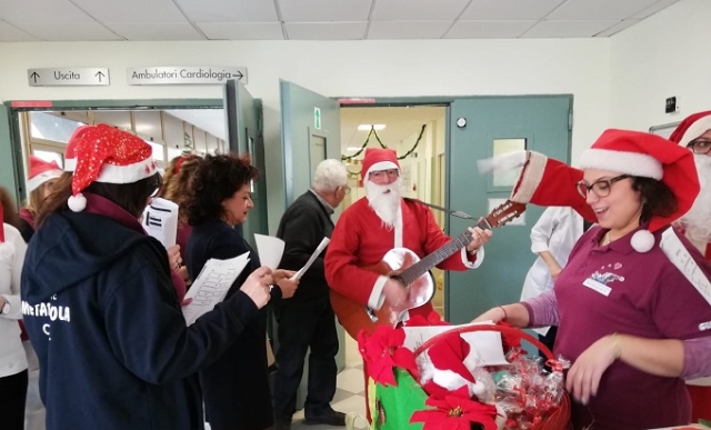 Lentini, Natale in corsia: doni, canti e Babbo Natale per i pazienti in Ospedale