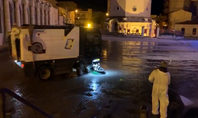 Siracusa, pulizia straordinaria di Piazza Santa Lucia