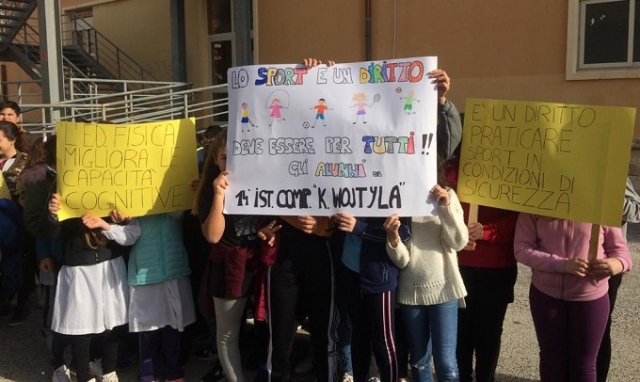 Siracusa, attività motoria negata all'Istituto Wojtyla: la protesta di genitori e alunni