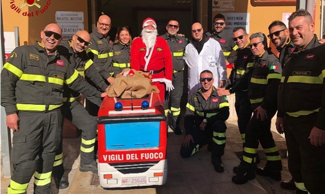 Siracusa, i vigili del fuoco con Babbo Natale dai bambini ricoverati in pediatria