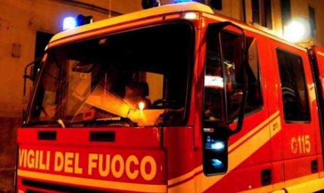 Siracusa, incendio d'auto in via Nizza: sul posto vigili del fuoco
