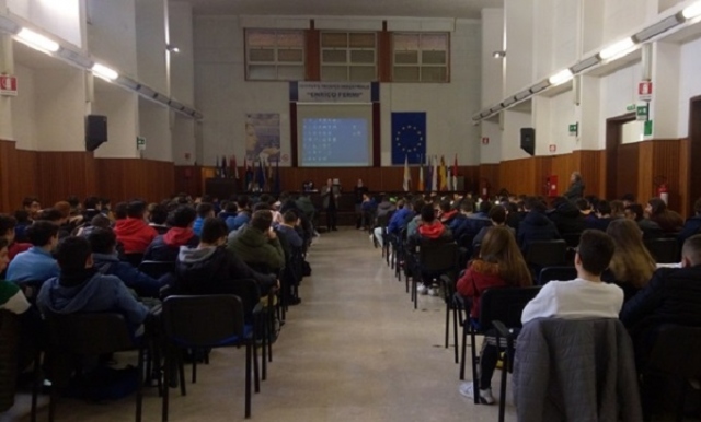 Siracusa, la Polizia incontra gli alunni dell'Istituto dell'Istituto “Enrico Fermi”