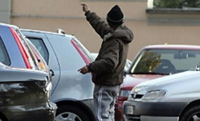 Siracusa, lotta ai parcheggiatori abusivi: blitz della Municipale e Polizia, denunciato un uomo