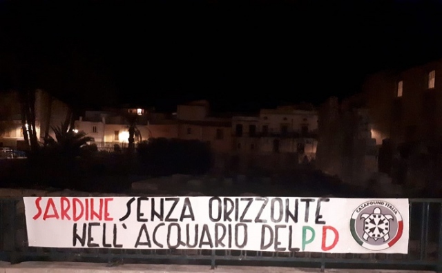 Siracusa, lo striscione di CasaPound contro la manifestazione delle Sardine