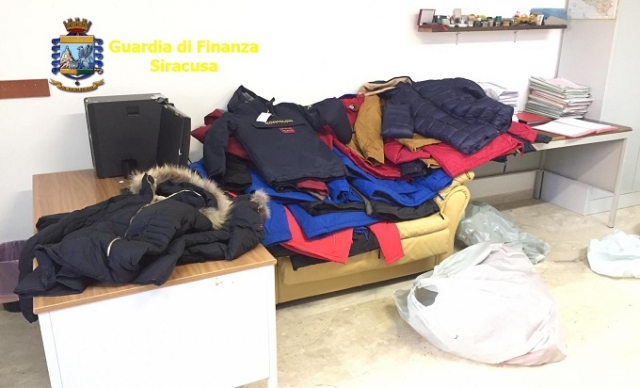 Avola, giubbini griffati contraffatti: sequestrata merce a venditore tra i banconi del mercato