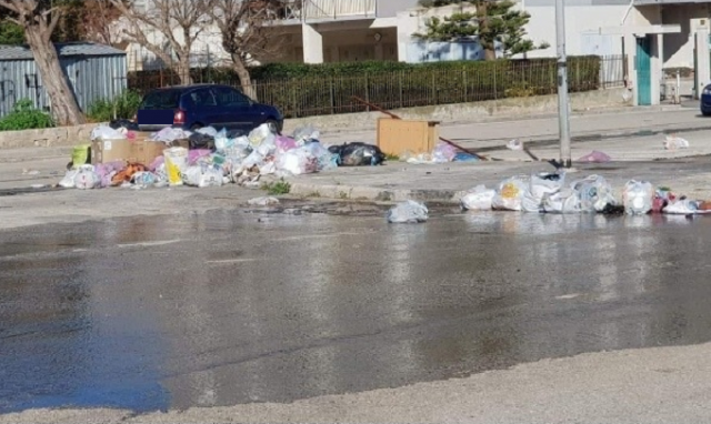 Siracusa, scempio in via Carratore: l'immondizia invade anche la sede stradale