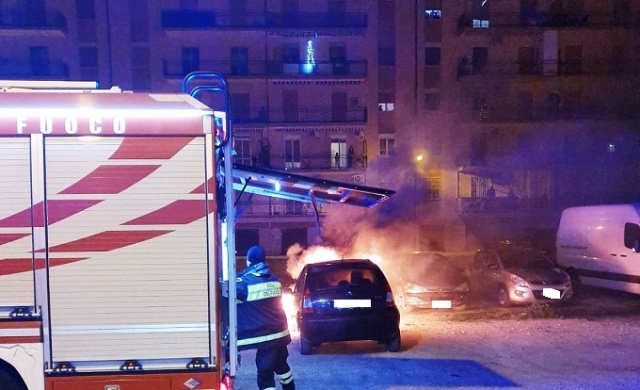 Siracusa, auto a fuoco ieri sera in via Filippo Juvara