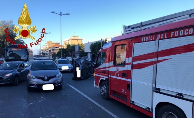 Siracusa, incidente in Viale Scala Greca: auto finisce su un fianco, rallentamenti sul traffico