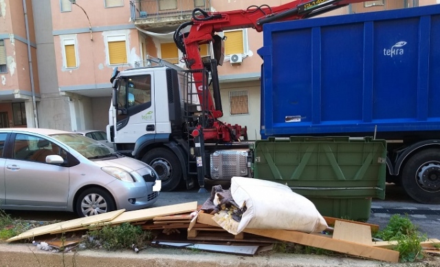 Siracusa, rimossi rifiuti ingombranti in più vie della città nord