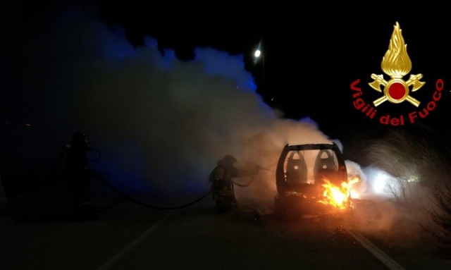 Noto, auto a fuoco durante la marcia: in salvo gli occupanti del mezzo