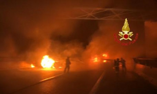 Tentato assalto a portavalori, auto in fiamme per bloccare la strada