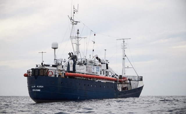 La nave Alan Kurdi al largo di Siracusa, a bordo 77 persone