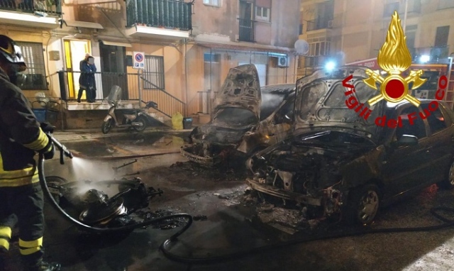 Siracusa, 4 auto e una moto danneggiate da un incendio questa notte in via Riposto: danni ingenti