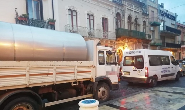 Augusta, quinto giorno di lavori al pozzo dei Giardini pubblici: si incrementa il servizio delle autobotti