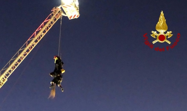 Siracusa, arriva la befana in piazza Duomo: salvata dai vigili del fuoco