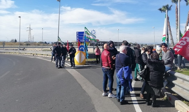 Siracusa, nuovo presidio degli ex 74 lavoratori del gruppo Cambria: i sindacati "Lasciati solo. Ci appelliamo al Prefetto"