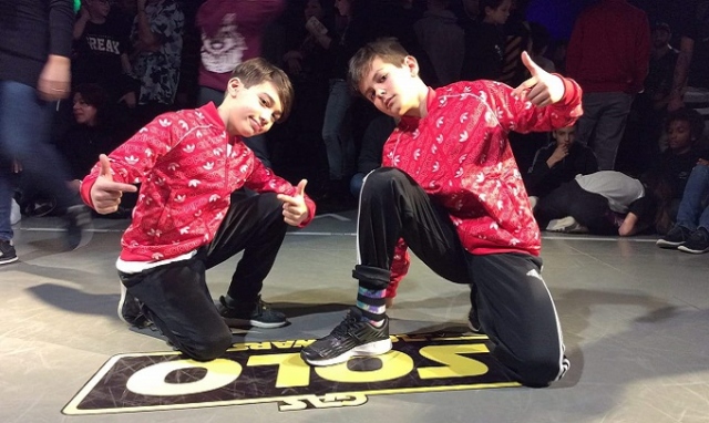 Due giovani ballerini siracusani di break dance a "Il cantante mascherato" su Rai 1