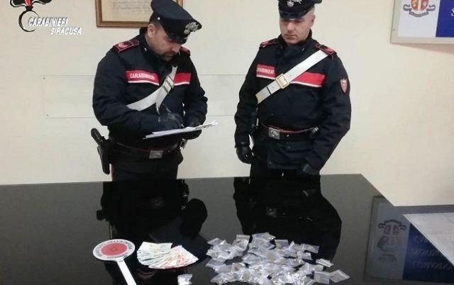 Siracusa, blitz dei Carabinieri nella piazza di spaccio in via Italia 103: sequestrata cocaina, marijuana e hashish