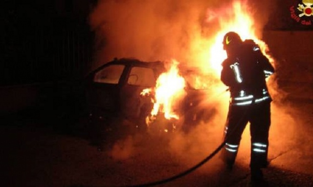 Lentini, auto a fuoco: indagini in corso