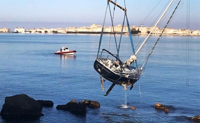 Siracusa, rimossa l'unità da diporto "Madness" rimasta incagliata al Porto