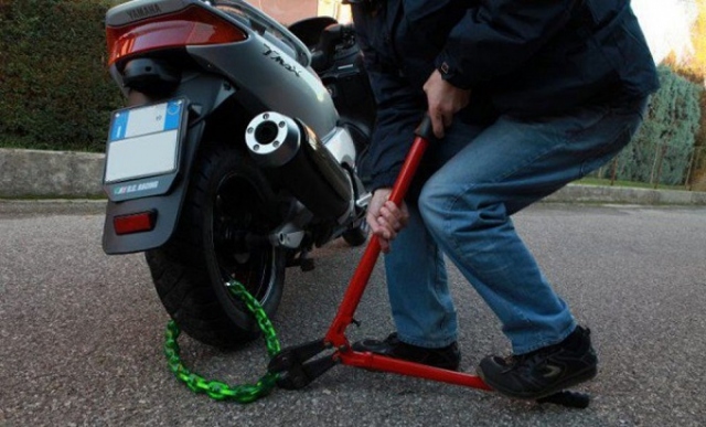 Siracusa, viaggiavano a bordo di uno scooter rubato: denunciati