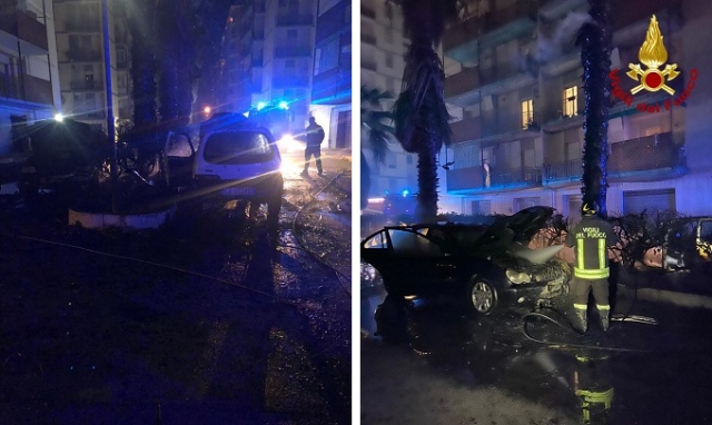 Siracusa, due auto a fuoco per il lancio di un petardo che ha colpito una palma