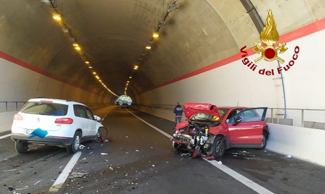 Auto contromano sulla Siracusa-Catania all'altezza dello svincolo per Lentini, incidente stradale: coinvolte 3 auto, feriti