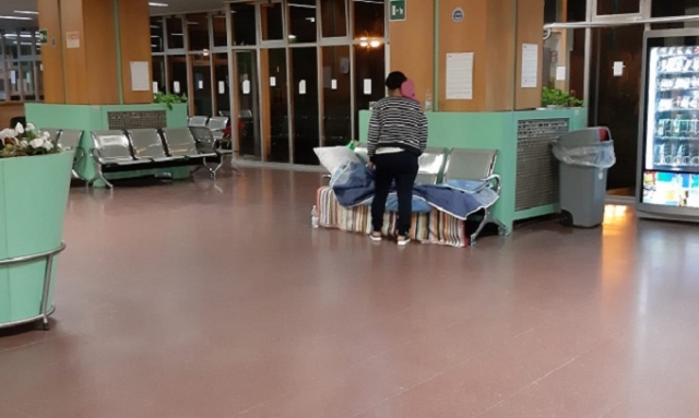 Siracusa, l'androne dell'Umberto I° rifugio per una clochard: da settimane una panchina è il suo letto