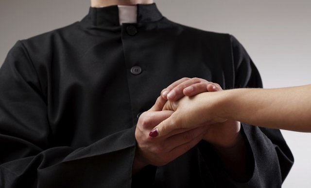 Augusta, atti di violenza sessuale compiuti nel confessionale: condannato ex parroco