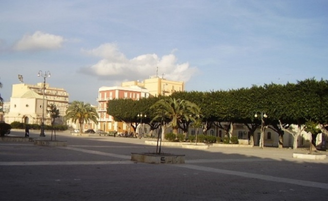 Siracusa, trovato il corpo di un uomo senza vita in Piazza Santa Lucia: indagini in corso