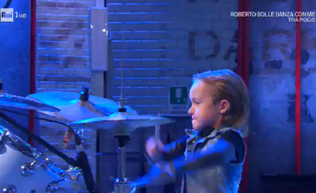 Il baby batterista siracusano lascia a bocca aperta il pubblico di Rai 1. VIDEO
