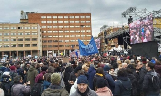 Bologna, Sardine in piazza VIII Agosto: concertone fino a tarda sera