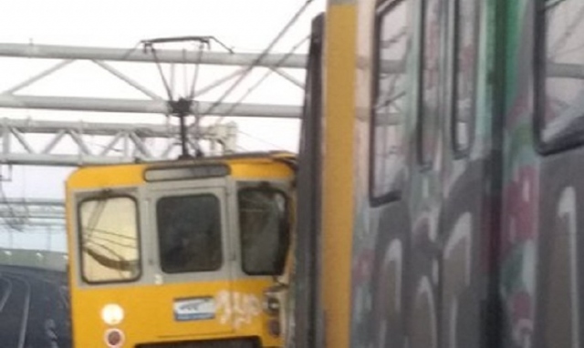 Napoli, scontro tra treni in metropolitana 1: 13 feriti