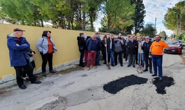 Siracusa, Comitato Pro-Arenella e associazione Tappami al lavoro sul manto stradale