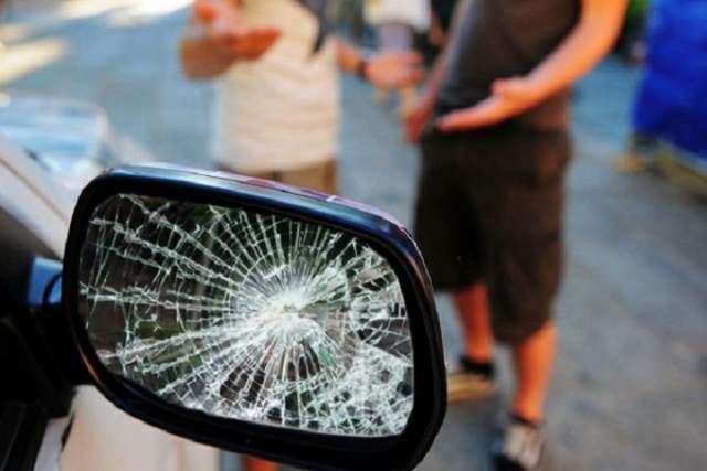 Noto, tentata truffa dello specchietto: denunciati due giovani