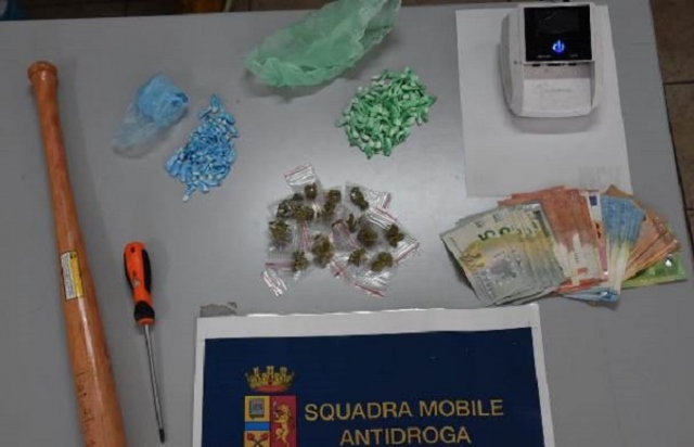 Siracusa, Polizia e unità cinofile in via Italia 103: trovate 142 dosi di cocaina e marijuana, arrestato un uomo