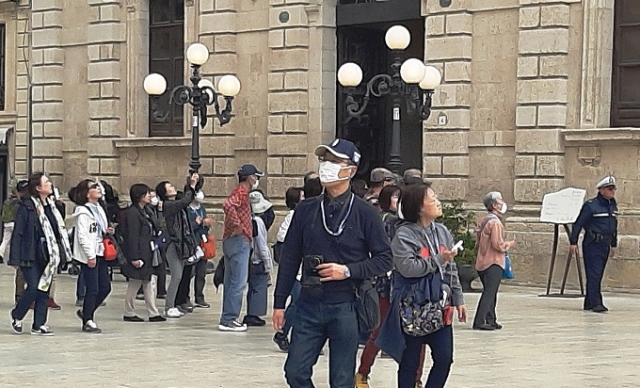 Siracusa, Coronabirus: turisti asiatici con la mascherina al Duomo