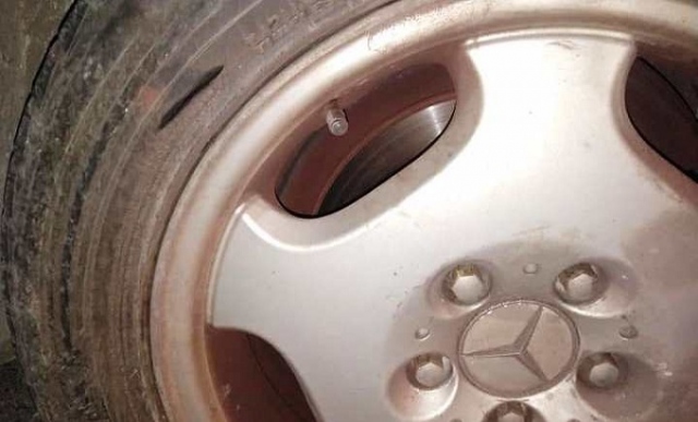 Siracusa, tagliate con un coltello le gomme dell'auto di De Simone