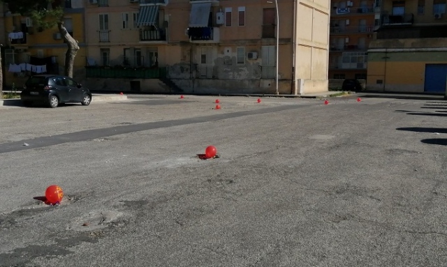 Siracusa, palloncini rossi nelle buche per segnalare il pericolo: l'iniziativa del Pci